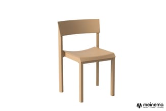 Houten stoel met licht natuurkleurig frame, gebogen rugleuning en zitoppervlak, eenvoudige rechthoekige poten.