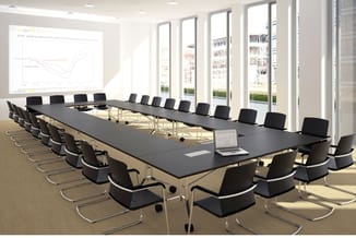Moderne vergaderruimte met lange zwarte tafel, zwarte kantooorstoelen met verchroomde poten, grote ramen, projector met grafi