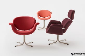 Drie moderne stoelen met metalen poten: rood model met armleuningen links, koraalrood draaimodel in midden, bordeauxrood mode