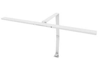 Witte LED-bureaulamp met verstelbare arm en rechthoekige voet op wit oppervlak.