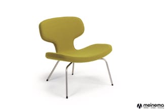 Gele/olijfgroene fauteuil met ergonomische gebogen rugleuning, zitschaal en vier metallic poten op witte achtergrond.