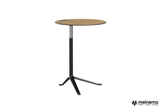 Ronde staande tafel met houten blad en zwart driepoot metalen onderstel met zilveren zuil.