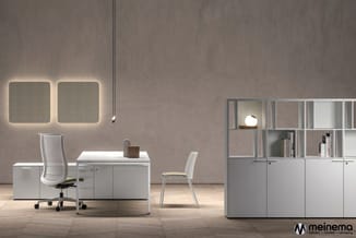 Modern kantoor met wit bureau, ergonomische stoel, grijze wandpanelen met verlichting, witte kastenwand en houten vloer.
