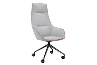 Grijze bureaustoel met rode biesafwerking, ergonomische rugleuning, zwart draaivoet met wieltjes.