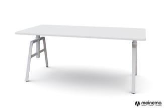 Witte vergadertafel met grijs metalen onderstel, trapeziumvormig blad en twee poten, frontaanzicht.