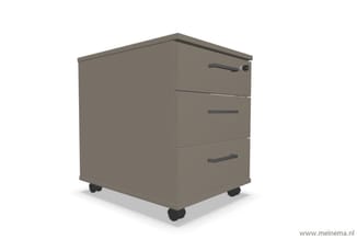 Grijze bureau-ondercastset met drie laden en wieltjes, vrijstaand tegen witte achtergrond.