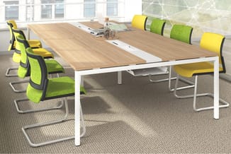 Moderne vergadertafel met houten blad en witte onderstel, omringd door geel-groene ergonomische bureaustoelen in kantooromgev