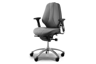 Grijze ergonomische bureaustoel met hoge rugleuning, verstelbare armleuningen en zilveren voetkruis op wielen.