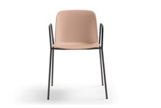 Armleuning stoel met beige zitting en rug, zwart metalen frame, frontale weergave.