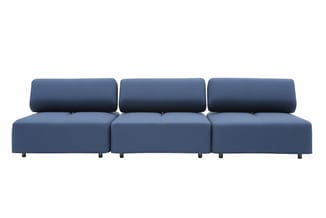 Blauwe modulaire bank met drie zitplekken, ronde rugkussens en donkergrijze poten tegen witte achtergrond.