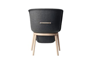 Moderne stoel met donkergrijs gestoffeerde zitting en rugleuning, natuurlijk houten poten, goudkleurig accent op de rugleunin