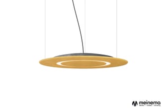 Ronde hanglamp met goudkleurige schijf en witte binnenring, zwart snoer, tegen witte achtergrond.