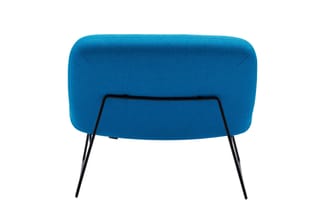 Blauwe fauteuil met afgeronde vormen en zwarte metalen poten, achteraanzicht tegen witte achtergrond.