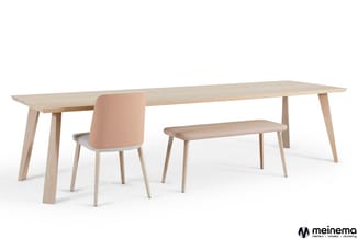 Houten vergadertafel met beige stoel en houten bank in naturel eikenlook tegen witte achtergrond.