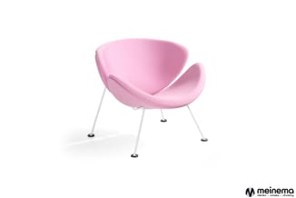 Roze fauteuil met organische, gebogen zitting en witte metalen poten met zwarte voetjes op wit oppervlak.