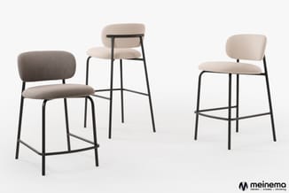 Drie barkrukken met zwart metalen frame, grijze en beige gestoffeerde zitting en rugleuning, verschillend in hoogte.