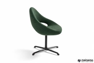 Groene Artifort Shark stoel met zwart kruisvoetonderstel, een kwartslag naar rechts gedraaid op een witte achtergrond.