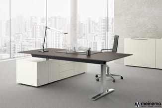 Modern kantoor met zwart bureau, witte kastencombinatie, ergonomische bureaustoel en zwarte designlamp. Uitzicht op skyline.