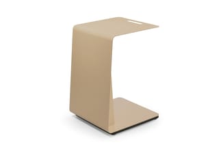 Beige C-vormig bijzettafeltje met rechthoekig tafelblad en donkere voetsteun, vrijstaand perspectief.