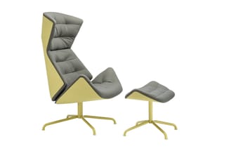 Gele loungefauteuil met grijze binnenkussens en bijpassende voetenbankje, beide op geel metalen stelonderstel.