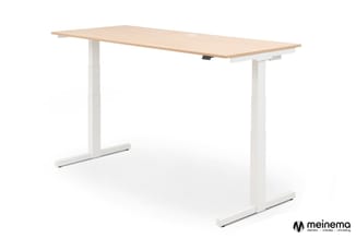 Elektrisch verstelbaar bureau met houten blad in lichte houtkleur en wit metalen onderstel met T-voetigen poten.