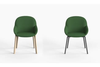 Twee groene stoelen met gesloten rugleuning: links met houten poten in natuurkleur, rechts met grijze metalen poten.