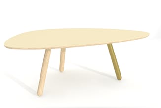 Ovale vergadertafel met lichte houten blad en drie houten poten in natuurlijke en geelaangeslagen uitvoering.