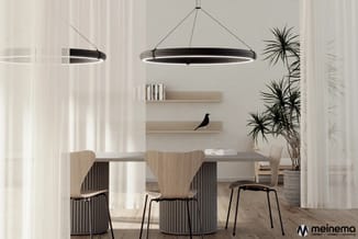 Moderne kantoor met houten tafel, beige gestoffeerde stoelen, zwarte hanglamp, wandplanken, potplant en gordijnen.