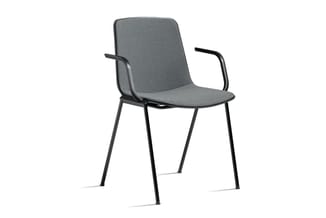 Grijze kantoorstoel met armleuningen en zwart metalen frame, vierpoot uitvoering, tegen witte achtergrond.