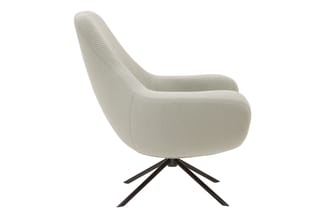 Moderne fauteuil in lichtgrijs structuurstof met hoge gebogen rugleuning en zwart metalen spinnenpootonderstel, zijkant gezie