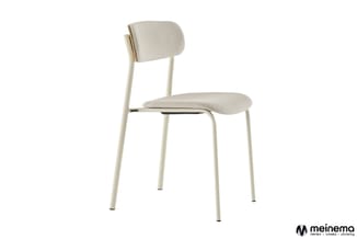 Moderne stoel met crèmekleurig frame en beige gestoffeerde zitting en rugeuning op wit geïsoleerde achtergrond.
