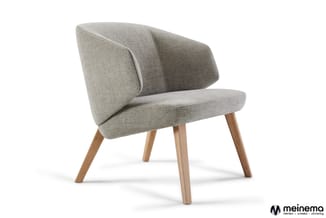 Grijze fauteuil met gebogen rugleuning, beige linnen bekleding en houten poten tegen witte achtergrond.