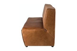 Bruin lederen loungestoel met hoge rugleuning en zwarte poten, zijkant gefotografeerd.