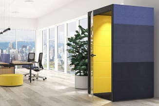 Modern kantoor met blauwe akoestische belcel met gele deuren, gele poef, werkplek met bureau en stoel, raam met stadsuitkicht