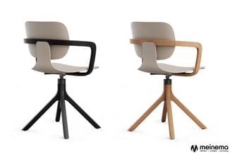 Twee draaistoelen met beige zitting, één met zwart metalen onderstel en armleuningen, één met houten onderstel en armleuninge
