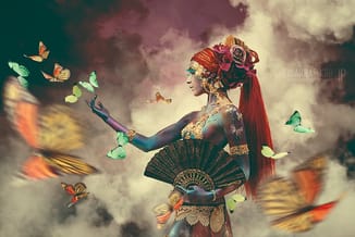 Fantasieportret van vrouw met rood haar, gouden sieraden en groene waaier, omgeven door vlinders tegen wolkenachtergrond.
