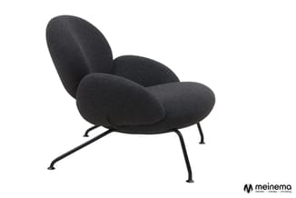Zwarte fauteuil met ronde vormen en zwart metalen poten op witte achtergrond.