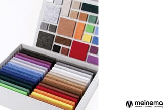 Stoffenkalenswaaier in witte box met vouwbare stoffen in diverse kleuren: grijs, blauw, paars, groen, geel, oranje, rood en b