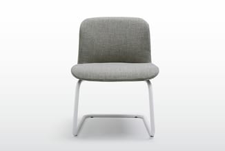 Grijze kantoorstoel met gestoffeerde zitting en rugleuning, wit metalen sled-frame, frontaanzicht.