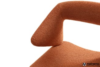 Bruine stofbeklede loungefauteuil met gebogen rugleuning en zitgedeelte, getoond tegen witte achtergrond.