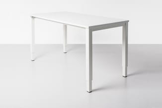 Rechthoekige vergadertafel met witte blad en grijze metalen poten, staande in leeg interieur.