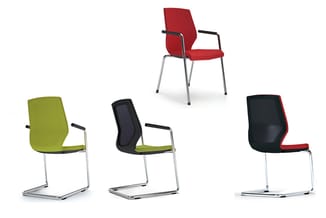 Vier kantooorstoelen met armleuningen in verschillende uitvoeringen: groen, zwart met gaas, rood en zwart-rood, alle op metal