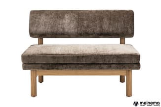 Loungebank met houten frame en grijze gestoffeerde zitting en rugkussen tegen witte achtergrond.