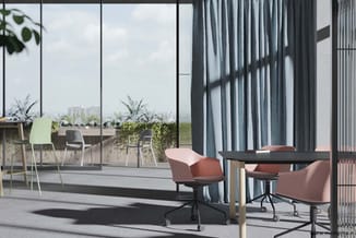 Modern kantoor met roze bureaustoelen aan zwarte tafel, verticale grijze lamellen, grote ramen en uitzicht op terras met plan