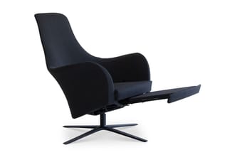 Zwarte relaxstoel met voetsteun, gebogen rugleuning en zwart kruisvoetgestell, op witte achtergrond.