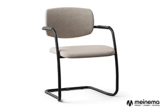 Kantoorstoel met grijs gestoffeerde zitting en rug, zwart metalen frame met sledepoten, armleuningen.