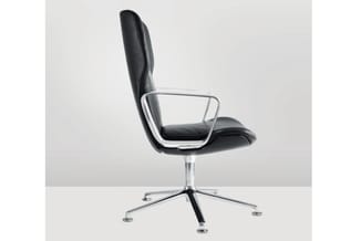 Zwarte leren bureaustoel met hoog rugleuning, chromen frame en vijfpotige stervoet tegen neutrale achtergrond.