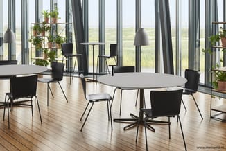 Modern kantoor met ronde grijze tafel, zwarte stoelen, hangende grijze lampen, houten vloer, grote ramen met grijs textiel en