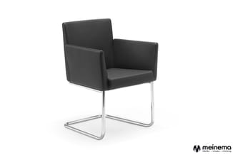 Zwarte design stoel met armleuningen, zitschaal en rugleuning bekleed met donkergrijs kunstleer, op zilveren buisframe met ka