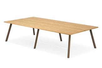 Rechthoekige vergadertafel met naturel houten blad en vier donkerbruine houten poten, frontaanzicht.